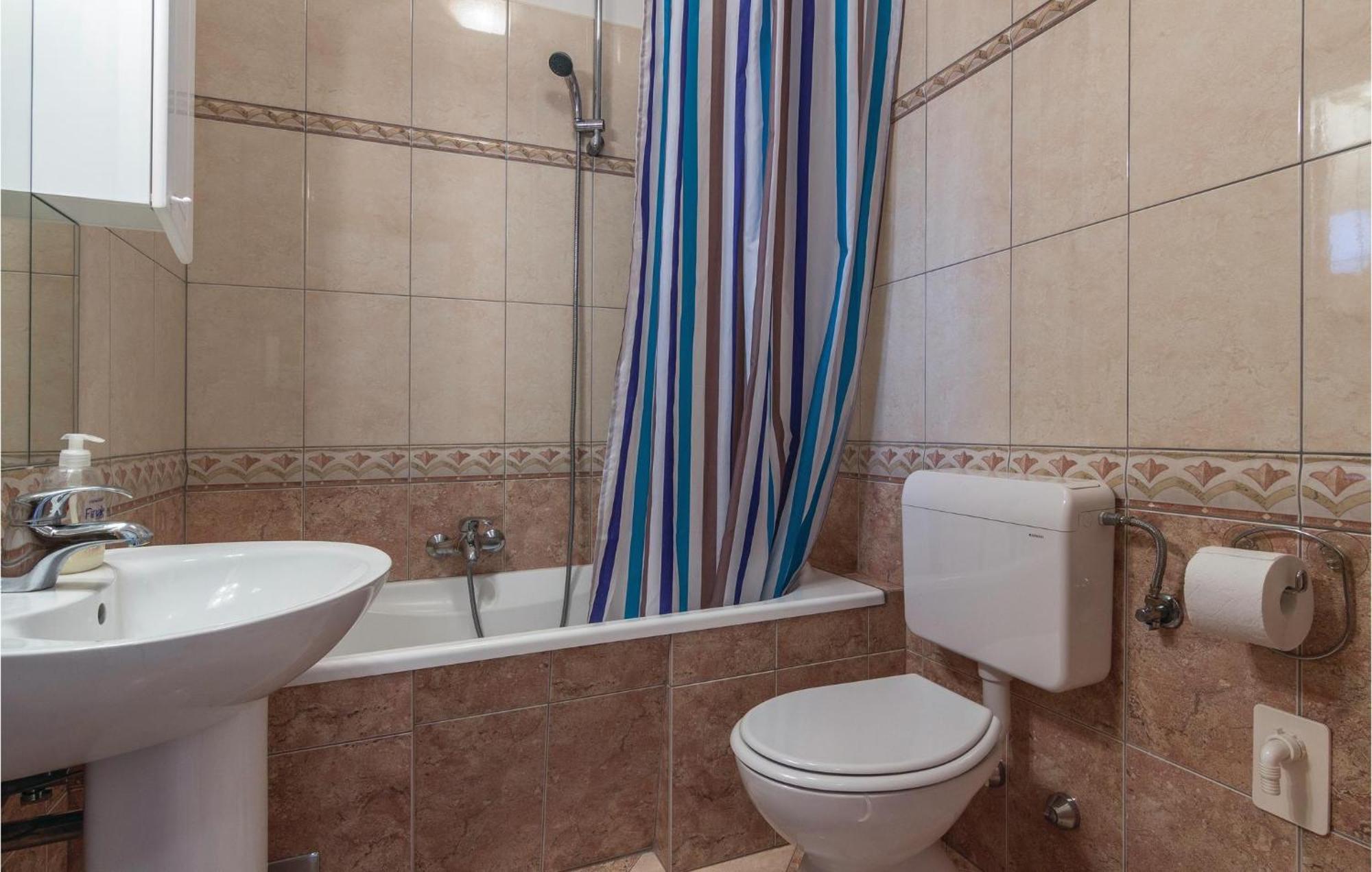 Cozy Apartment In Porec With Wifi Buitenkant foto